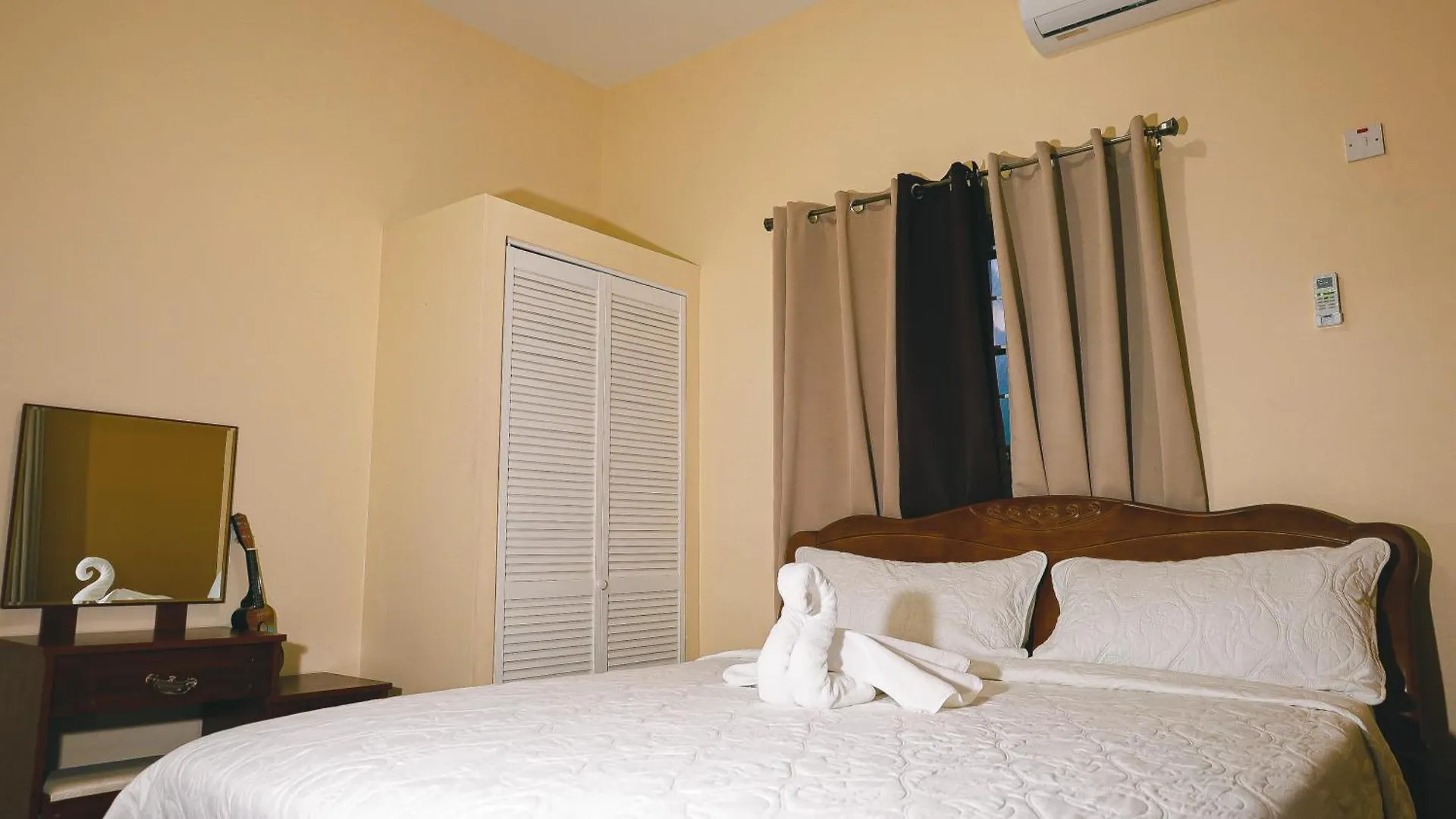 Incognito Culture Rooms Kingston Bed & Breakfast